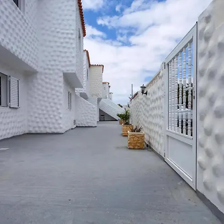 Sunny Escape Apartment *